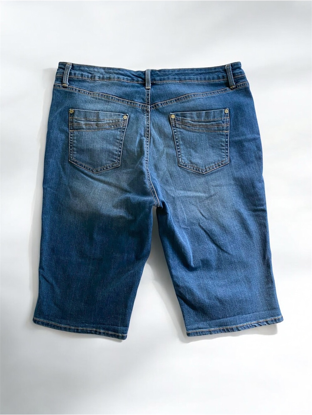 Bandolino Medium Wash Bermuda Denim Shorts Mid Rise Stretch Womens 12 - Picture 4 of 12